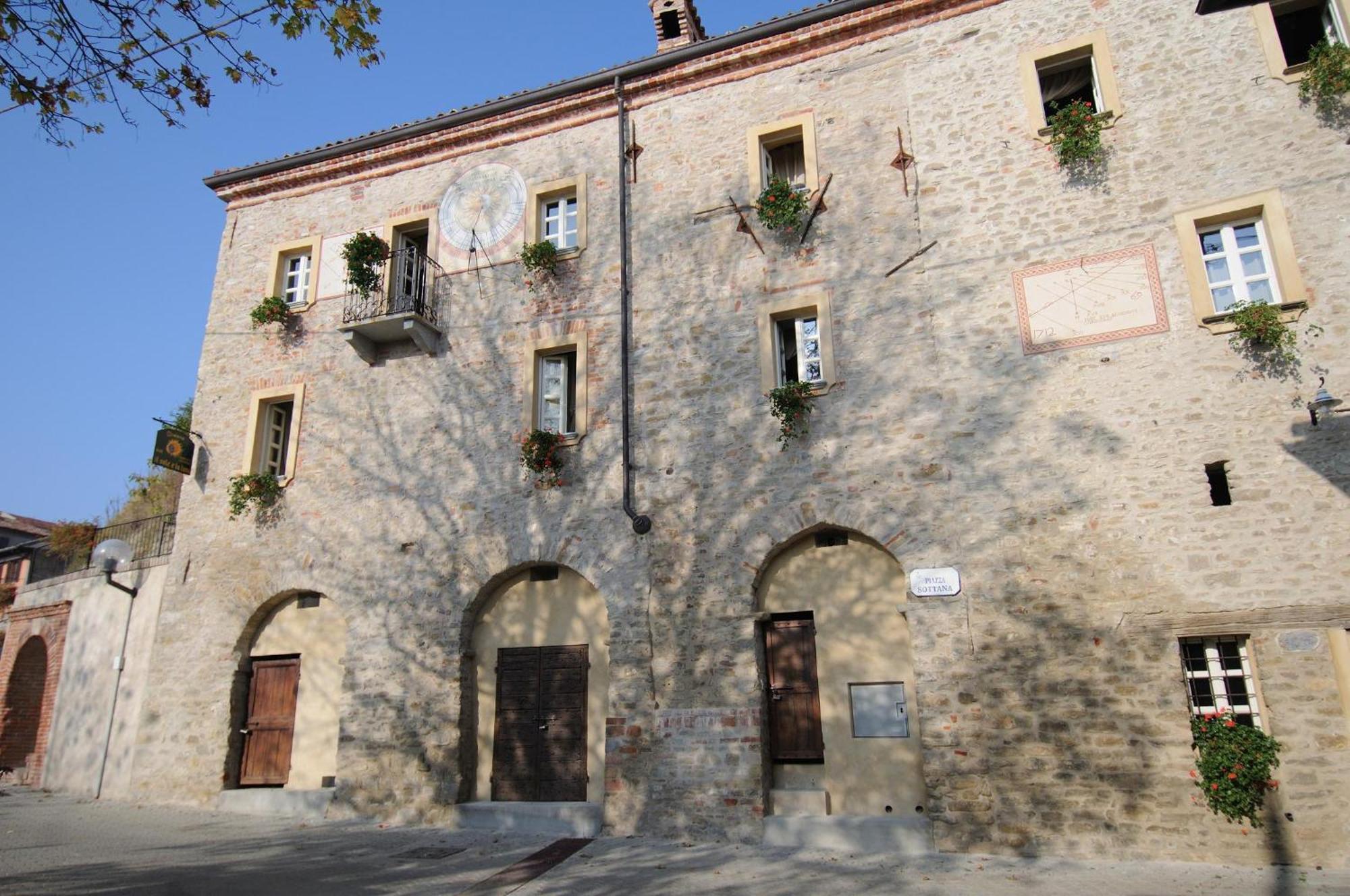 Dimora Storico Romantica Il Sole E La Luna Cerretto Langhe Extérieur photo